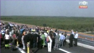 Predsednik Srbije Boris Tadić otvorio je novoizgrađeni most na Dunavu kod Beške, na autoputu od Beograda do mađarske granice i istakao da su takvi projekti svrha bavljena politikom.