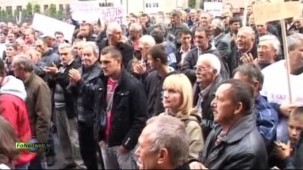 Ispred zgrade Vlade Srbije okupilo se više od 100 proizvođača maline iz Zapadne Srbije zahtevajući jedinstvenu cenu maline od 100 dinara