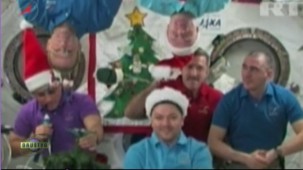 Šestočlanoj posadi Međunarodne svemirske stanice, povodom novogodišnjih praznika čestitke, putem video linka, uputio Deda Mraz i učenici iz nekoliko ruskih gradova